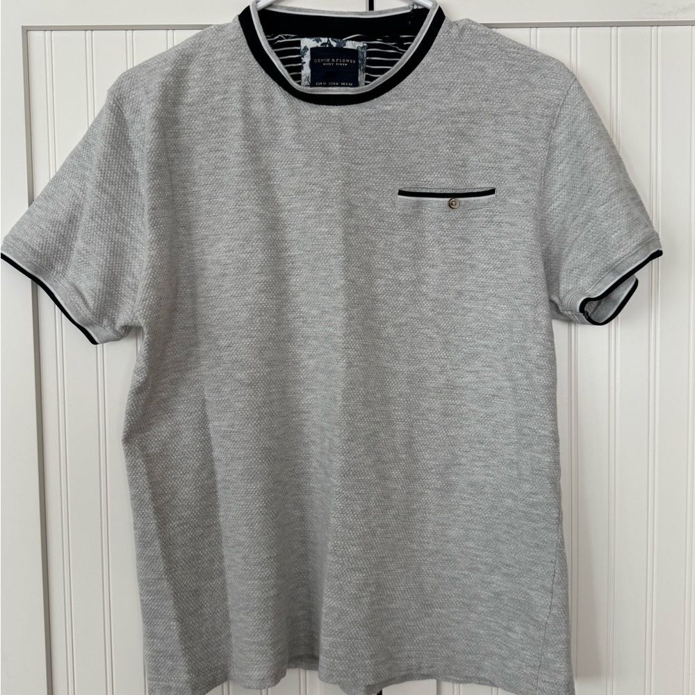 Denim & Flower Light Gray Short Sleeve Tee - Size M